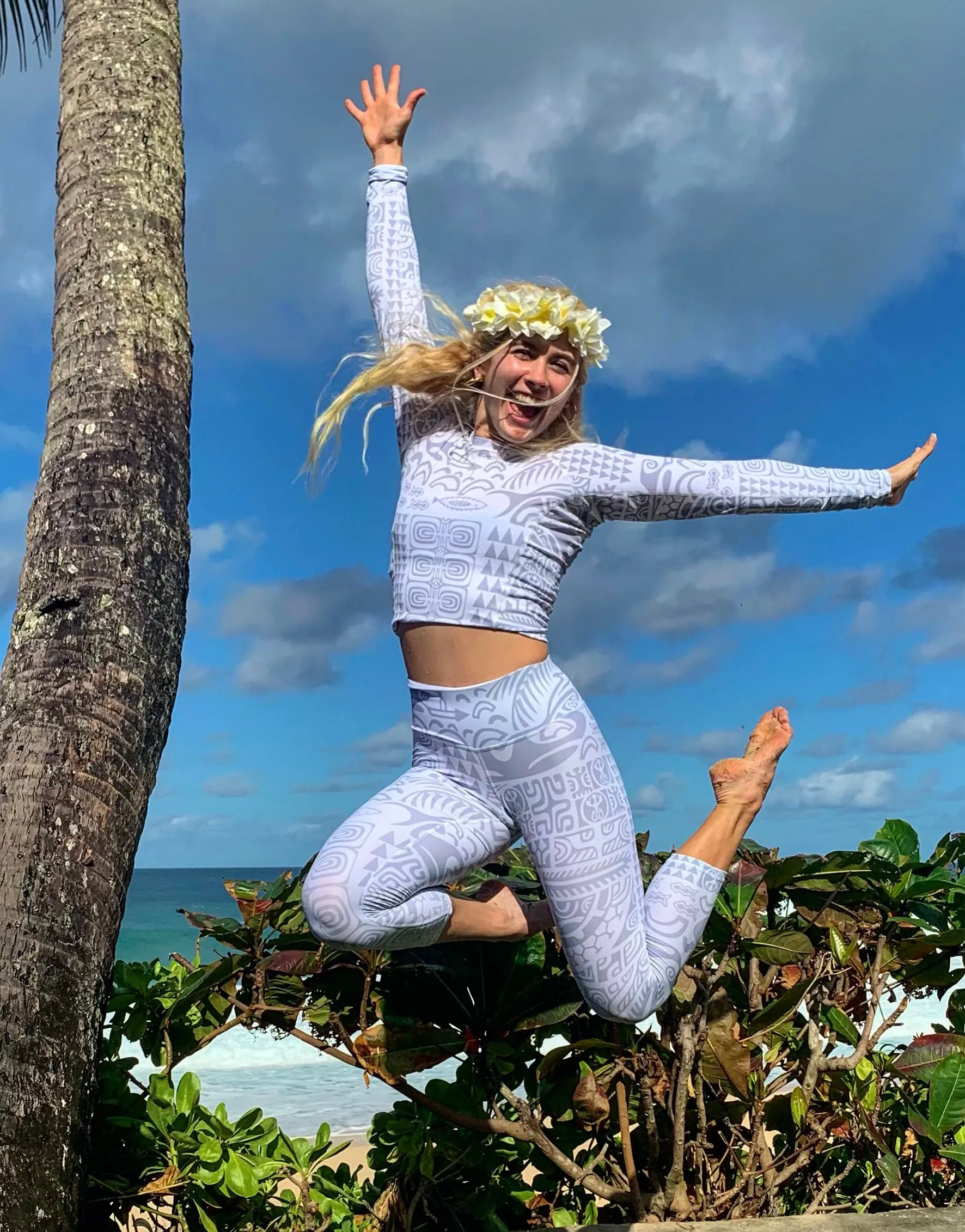 Women's Surf & Sport Leggings ~ Matamua Print - White/Gray